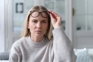 can sinus pressure cause eye pain blurred